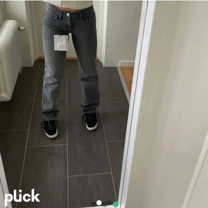 Grå jeans från zara - Dem super snygga jeansen från zara, är i bra skick förutom att dem har blivit lite mörkare i tvätten där bak runt kanterna. Dem är i storlek 34. Första bilden är lånad dem andra är mina och dem är skrynkliga pga ny tvättade💕💕💕