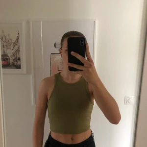 Grönt linne - Säljer detta gröna trendiga linne.🤩 Aldrig använt, köparen står för frakt.