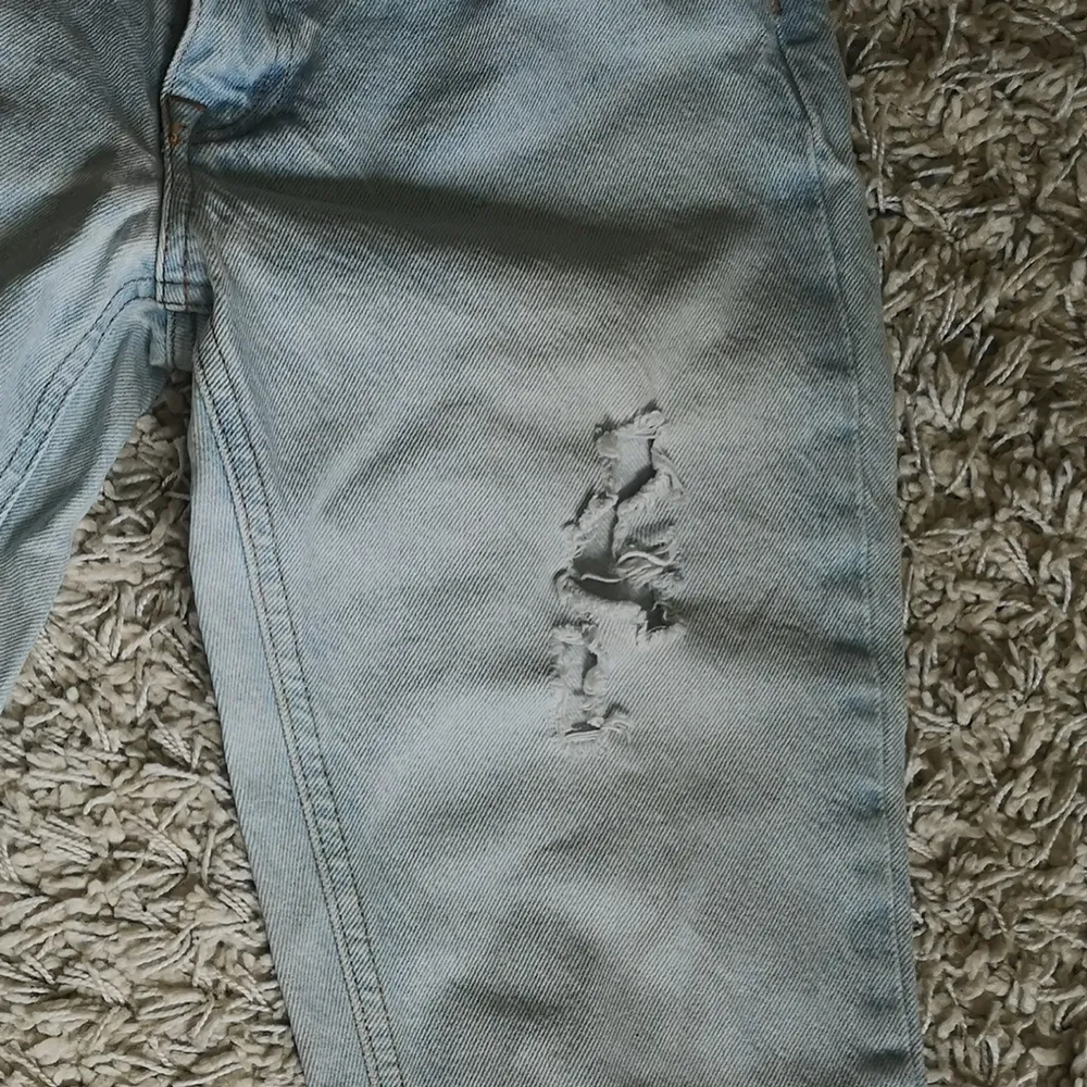 Jeans från Zara i ljus tvätt💙 Mid-waist och raka i passformen med en 