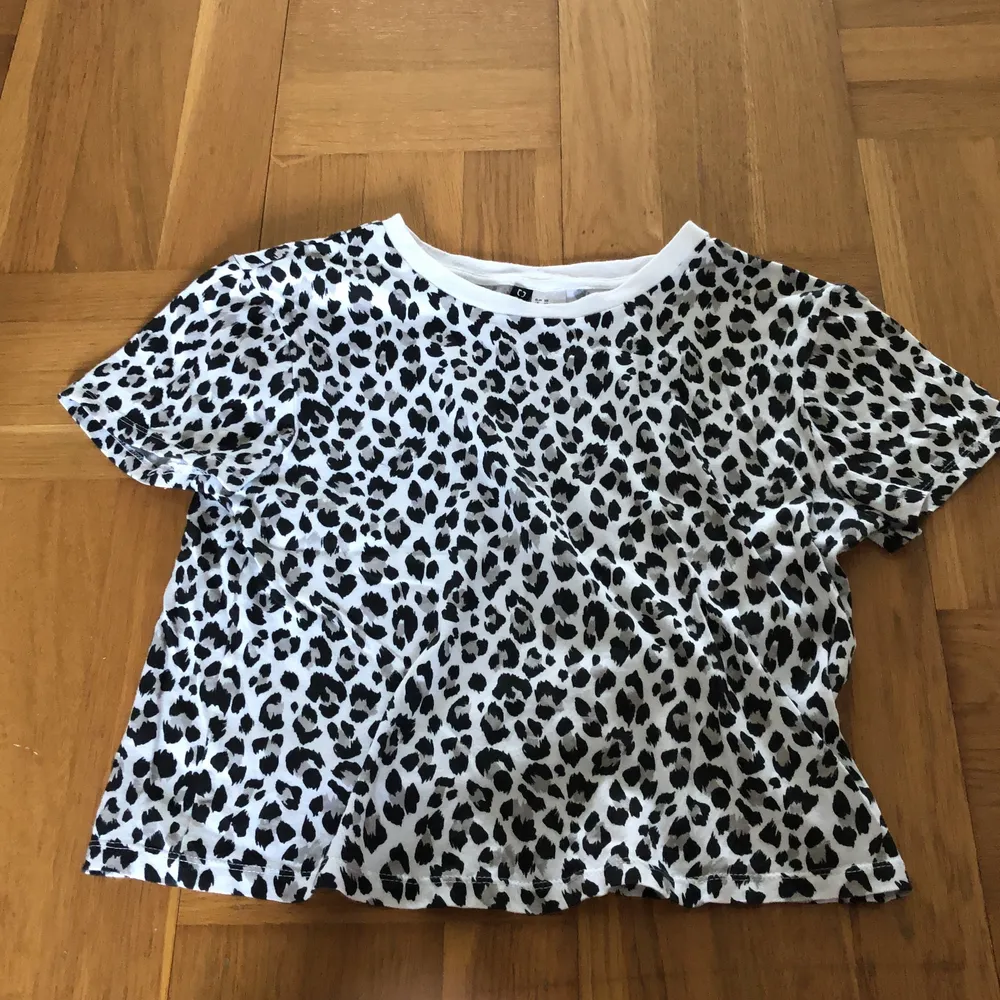 Svartvit leopard T-shirt i bra skick. Köparen står för frakt.. T-shirts.