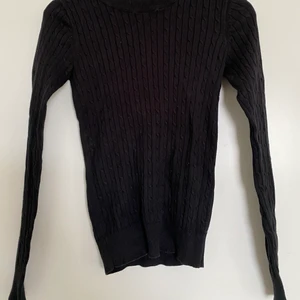 Stickad tröja  - Använt 1-2 ggr. Stickad tröja i strlk XS men kan även gå på en S. Från ginatrico