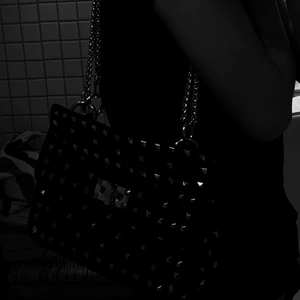 BUDA ANDRA ANNONSEN - FLER BILDER