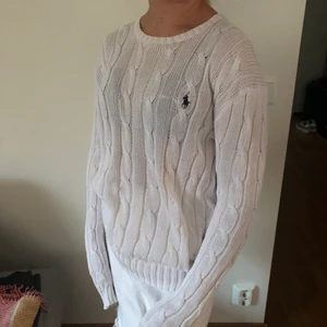 Tröja  - Jag säljer en stickad tröja från Ralph Lauren. Den är i befintligt skick. Hör av dig om du är intresserad 💖