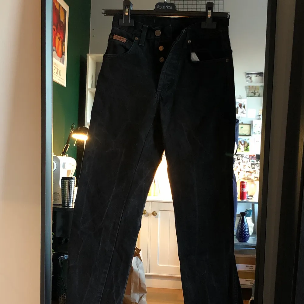 Svarta jeans från wrangler! Vet tyvärr inte storlek men jag har vanligtvis 24-26 (eller strl 34-36) i midjan och är ca 160cm🤗 Lite urtvättad svart färg och avklippta så de går nedanför anklarna på mig.. Jeans & Byxor.