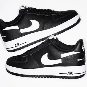 Säljer nu mina Nike Air Force Supreme x Comme des Garcons. Dom är köpa ifrån droppet 2018. Storlek: US 11,5/ 45,5 Skorna är använda och skicket får ni avgöra själva. Finns ett litet hål i tyget på insidan skon som ej syns på bilderna som jag kan skicka bild på ifall intresse finns. Nypris på dessa skor ligger på ca 5000-9000kr så tänker mig att 1500 kan vara rimligt. Tar också emot bud med rätt att neka. Box och kvitto medföljer. Om ni undrar något eller vill ha fler bilder är det bara att fråga.😀