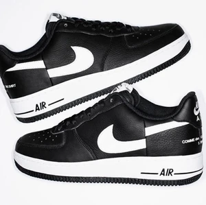 Nike Air Force 1 Low Supreme x Comme Des Garcons - Säljer nu mina Nike Air Force Supreme x Comme des Garcons. Dom är köpa ifrån droppet 2018. Storlek: US 11,5/ 45,5 Skorna är använda och skicket får ni avgöra själva. Finns ett litet hål i tyget på insidan skon som ej syns på bilderna som jag kan skicka bild på ifall intresse finns. Nypris på dessa skor ligger på ca 5000-9000kr så tänker mig att 1500 kan vara rimligt. Tar också emot bud med rätt att neka. Box och kvitto medföljer. Om ni undrar något eller vill ha fler bilder är det bara att fråga.😀