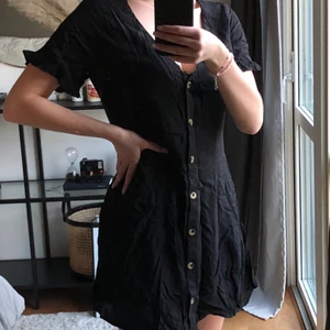 Klänning från H&M storlek 44 - Jättesöt klänning från H&M i storlek 44. Den är lite mindre i modellen, aldrig använd. Köparen står för frakten som är ca 40kr☺️