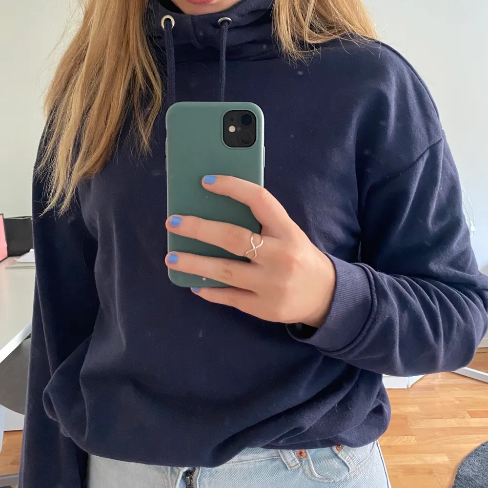 Säljer denna hoodie som är köpt för ett bra tag sen. Använd ett par gånger men helt i nyskick. Storlek M men passar även mindre då den sitter oversized. Som man ser på bilderna har den som en ”krage” vid luvan. Frakt ingår inte. Buda privat!!. Hoodies.