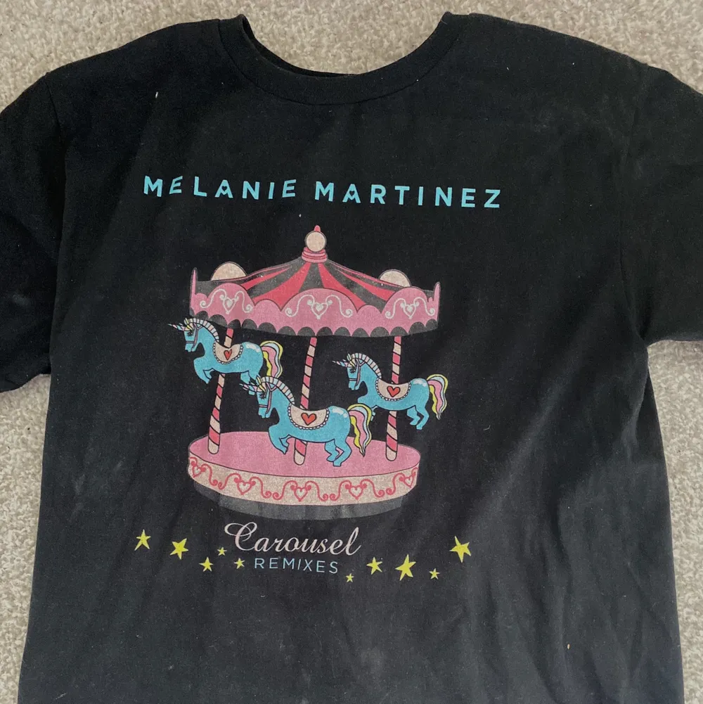 en t-shirt från melanie martinez med hennes låt carousel. Storlek M och sitter mig perfekt.. Skjortor.