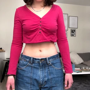 Långärmad croppad tröja - Fin tröja som kan användas året runt! Croppad och därav lite kort (i lågmidjat i alla fall), men mycket vacker och skön
