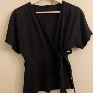 Blus  - Skit snygg blus med knytning  från Gina tricot i storlek S. Säljer pga använder ej.