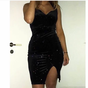 Klänning - Jätte fin fest/nyårsklämning med slits, storlek S, stretch material 