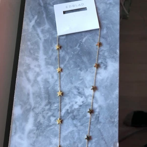 Halsband Edblad  - Super gulligt halsband från Edblad. små guldiga stjärnor 🌟 Nypris 399kr. Startbud 150 BUDA MED MINST 10kr! 💞 helt oanvändt⭐️ gratis frakt! 📦 