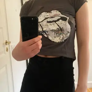 En grå Rolling Stones-tröja med paljetter i nyskick. Säljer pga att den inte kommer till användning.