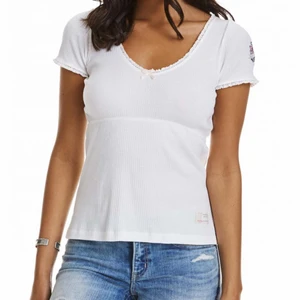 Odd Molly topp - Jättefin odd Molly topp/T-shirt i vit, säljs pga att den inte används längre. Väldigt sparsamt använd. Är i storleken 0 vilket motsvarar XS men passar även en S. Köptes för ca 600kr. (Första bilden är lånad)