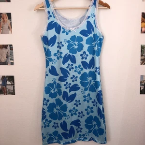 superfin klänning!! - JÄTTESÖT klänning i detta trendiga blommönstret!!!😩 storleken är S men passar nog bättre på någon som är M om man vill att den sitter tight (liknande den på sista bilden)🥺💘 jag har normalt XS så säljer eftersom den är förstor men ÄLSKAR den! 