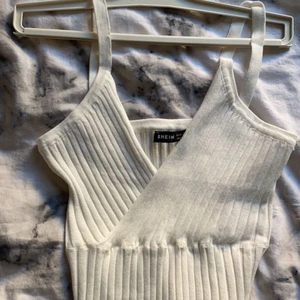 M men den passar S o XS - Helt ny oanvänd har beställt den från SHEIN men den passar it mig  den är i storlek M men passar S o XS