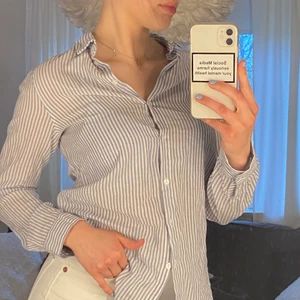 Skjorta  - En ljusblå randig skjorta, den är i strl 32 men sitter perfekt för mig som vanligtvis brukar ha strl 36. Aldrig använd därav helt nytt skick. Säljer för 70 +frakt (köparen står för frakten)