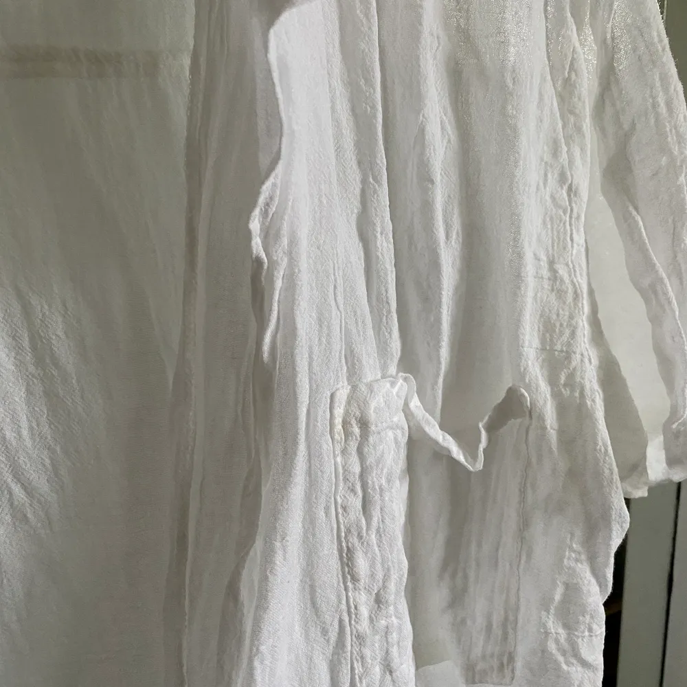 En vit kortärmad linneskjorta🌸. Skjortor.