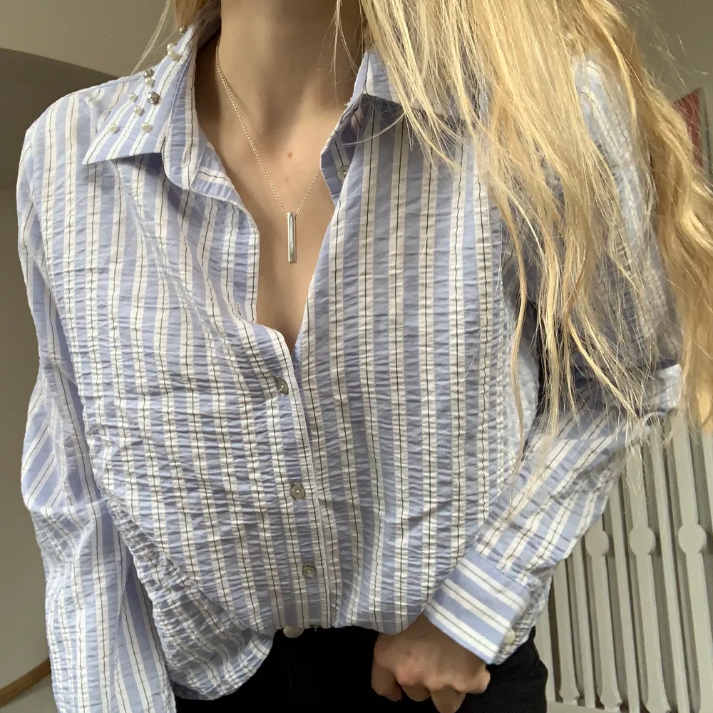 Fin och somrig skjorta från Zara med pärlor/stenar i kragen. Den är i storlek M och är fin både knäppt och uppknäppt med linne under. Säljer för 120kr⭐️. Skjortor.
