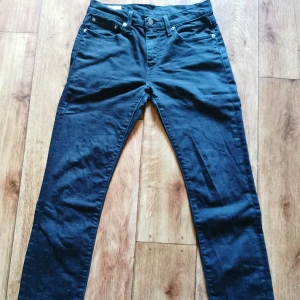 Levis 502 black W30L32 - Hej, rensar ut lite och såg dessa som inte används, dem är fortfarande väldigt svarta (inte urtvättade ännu), väldigt bra skick på dem, finns lite slitage i grenen, men bortsett från det så. 250 inkl frakt! 