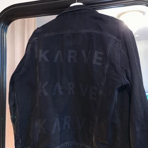 Jeansjacka  - En svart jeansjacka storlek L. Passar även folk med storlek S och M blir mer en oversized jacka. pris går att diskutera 