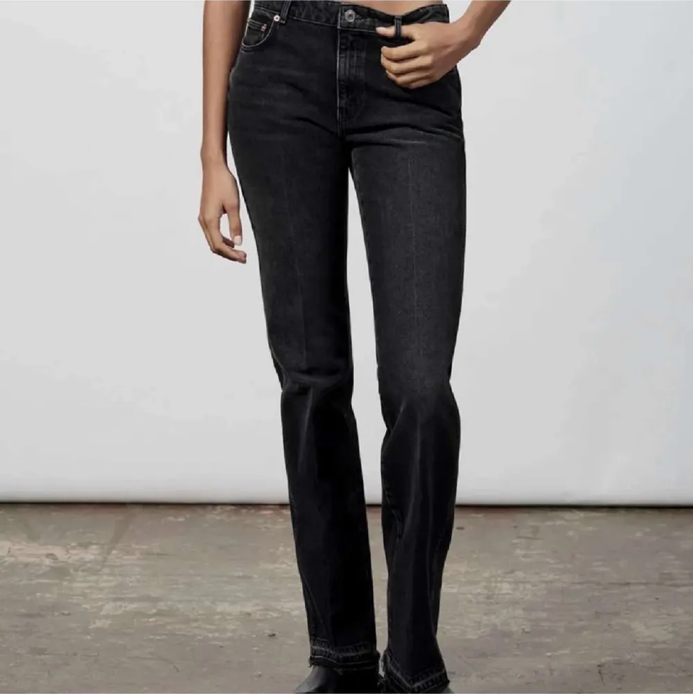 Säljer dessa zara jeans som är slutsålda, prislapp och allt är kvar😇 Frakt kostar 66. Jeans & Byxor.