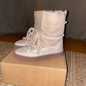 Inuikii - Beiga höga strl. 39. Köptes i oktober. Hög modell som även går att vika ner, se sista bild