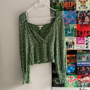 Säljer den här gröna tröjan från H&M, jag har klippt tröjan så att den blev croppad istället! Aldrig använd! Frakten ingår ej i priset💕