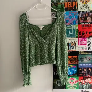 Säljer den här gröna tröjan från H&M, jag har klippt tröjan så att den blev croppad istället! Aldrig använd! Frakten ingår ej i priset💕
