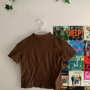 Topp - Säljer den här bruna tröjan från pull&bear i storlek M! Frakten ingår ej i priset!😊