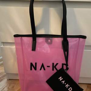 Rosa genomskinlig väska från NA-KD med tillhörande liten ”plånbok”. Endast använt 1 gång:) köpt för 349, pris kan diskuteras!