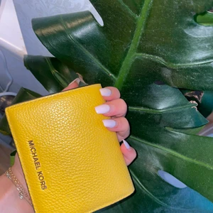 Michael Kors plånbok - Helt oanvänd Plånbok från michel kors (äkta) som är i helt nyskick. Köpt för 1.200, pris kan diskuteras!!!