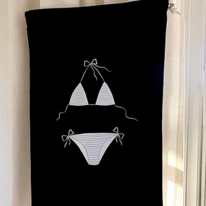 Swimwear bag - En svart organiseringspåse anpassad för badkläder. Perfekt att använda för att organisera i resväskan eller i garderoben! 30x45cm