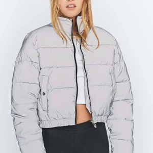 FILA - reflex jacka - Knappt använd jacka från FILA i kort modell.