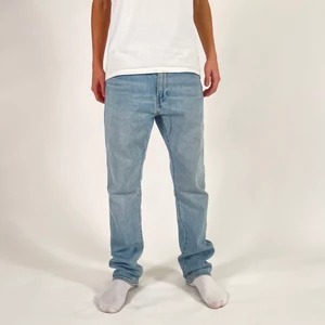 Levis 502 jeans - Jeans i nytt skick i storlek W:33 L:32. Fungerar för både tjejer och killar. Modellen är 178 cm lång, frakt på 66kr tillkommer💳 nypris 1199kr