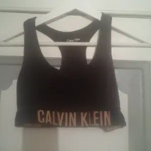 Säljer denna svarta Calvin klein topp eftersom jag har två och ingen av dom kommer till användning. Köpt för ca 200, säljer för 100kr+frakt