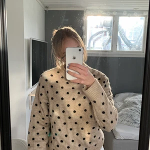 Stickad tröja - Fin beige prickig tröja, perfekt till vintern.                     Köparen står för frakten.💕