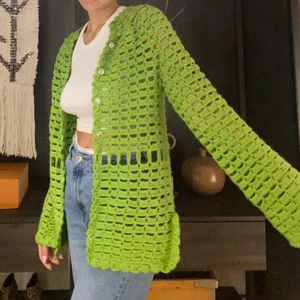 Virkad kofta - Ljusgrön virkad kofta med kristaller till knappar som köptes på beyond retro. Själva koftan är oversized och på grund av garnet och virkningens mönster är den mysig men ändå sval. 