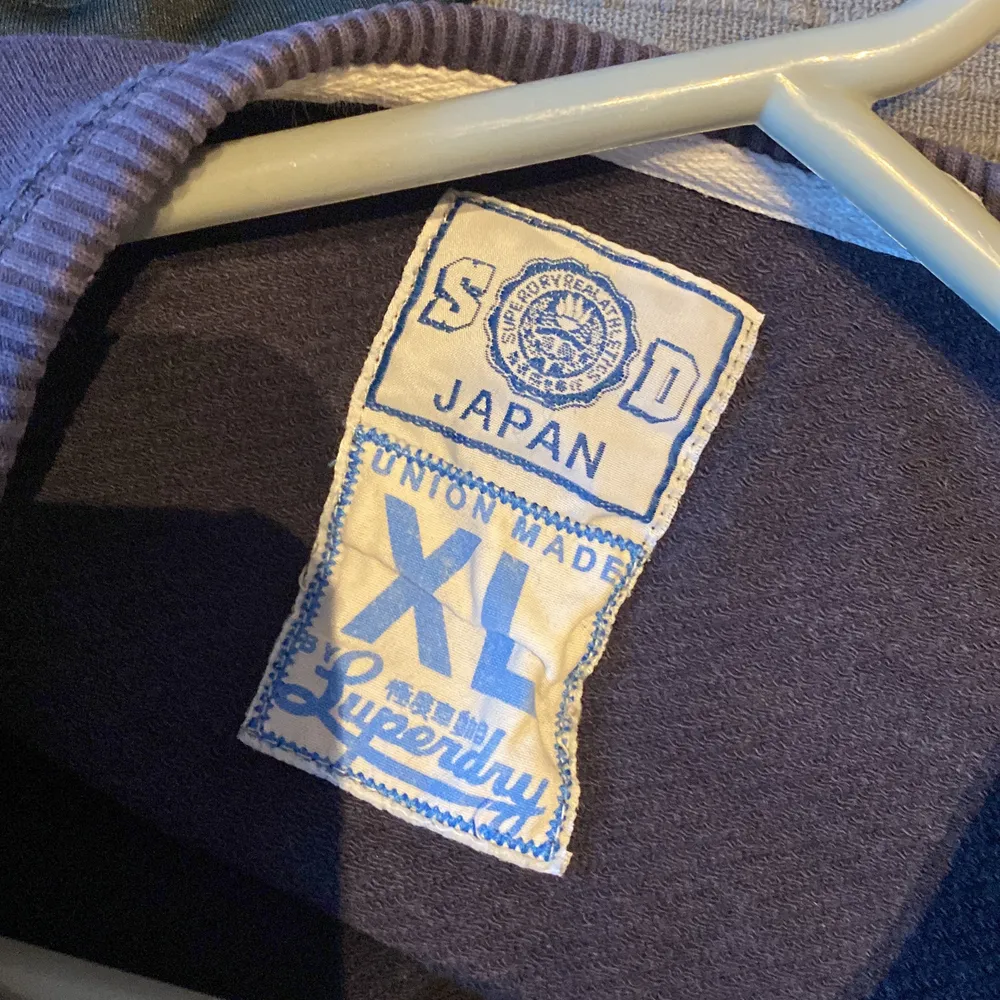 Mörkblå sweatshirt i bra skick, köparen står för frakt. Tröjor & Koftor.
