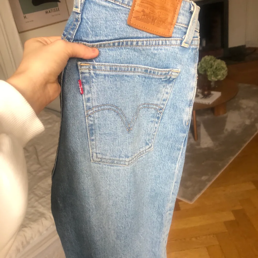 Hej! Säljer ett par Levisjeans, ’ribcage straight ankle’ heter dem. W26 L27. Bara använt ett fåtal gånger. Postas mot frakt eller mötas upp i Stockholm :) . Jeans & Byxor.