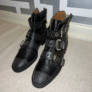 Zara boots - Svarta Zara stövlar med nitar i läder. Köpta för ett år sedan men har tyvärr aldrig kommit till användning. 