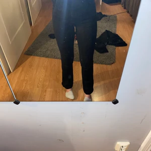Jeans - Hej, säljer mina fina svarta utsvängda jeans från Cubus i storlek 158 men skulle säga att de sitter sen en xs. Har lagt upp byxorna då jag själv är kort💕