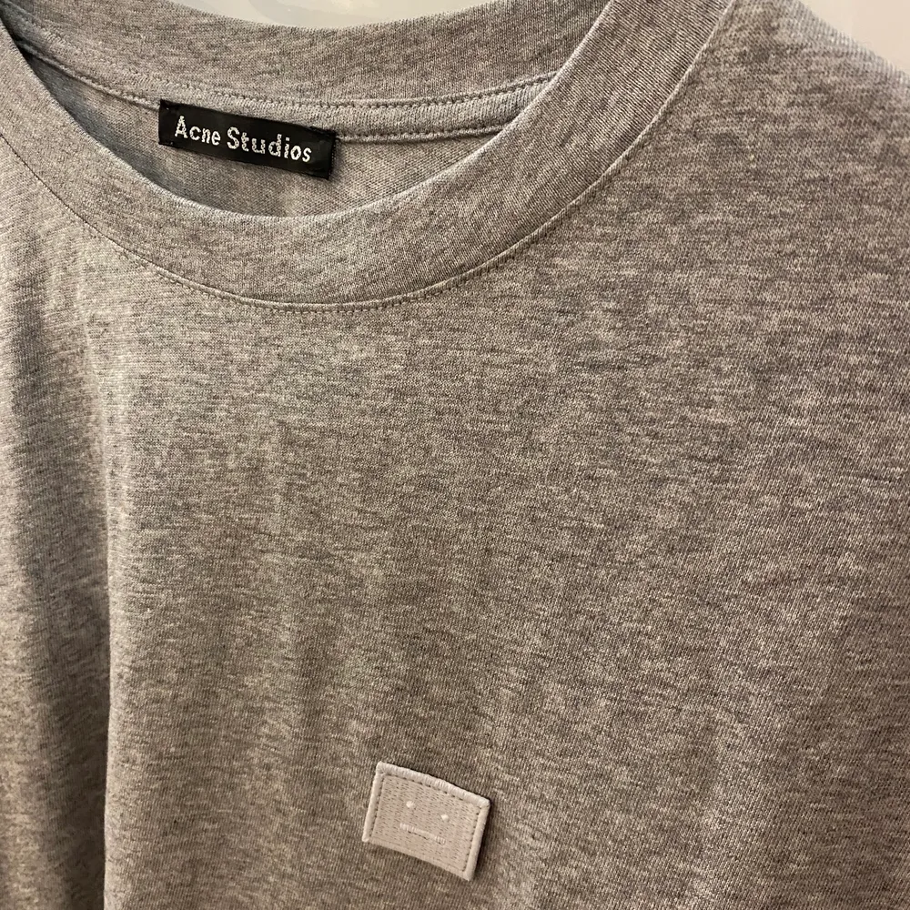 En snygg grå Acne t-shirt. Köpt på Nk i Stockholm för 1100kr. Använd ett fåtal gånger.. T-shirts.