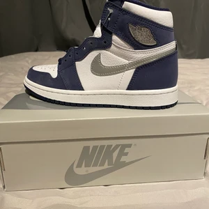 Air Jordan 1 High OG COJO Midnight Navy - Säljer ett par Air Jordan 1 High i färgen Midnight Navy. Helt nya, aldrig testade. Storlek: EU 37.5 // US 5. 2600kr + frakt 💫🤠