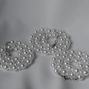 Pearly pearls - Gör din vardag tjusigare med hjälp av detta halsbandet. Halsbandet är 40cm. Ingår spänne och ringödlor så man kan justera det efter önskad storlek. 