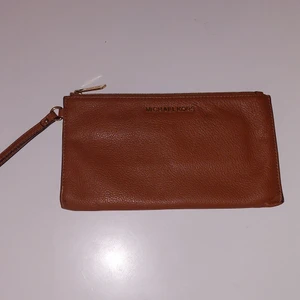 Michael kors plånbok - Sparsamt använd, lite böjd i hörnen på botten, annars i väldigt fint skick. Fler kortfickor.               Du står för frakten.