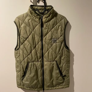 Stone Island väst  - Stone Island Väst 9/10 Size M Köpt på NK för 3700kr BIN 2399 Kom med bud