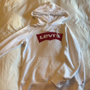 Levi’s hoodie - Vit Levi’s hoodie som jag använt max 2 gånger och är i fint skick! Köparen står för frakten. 