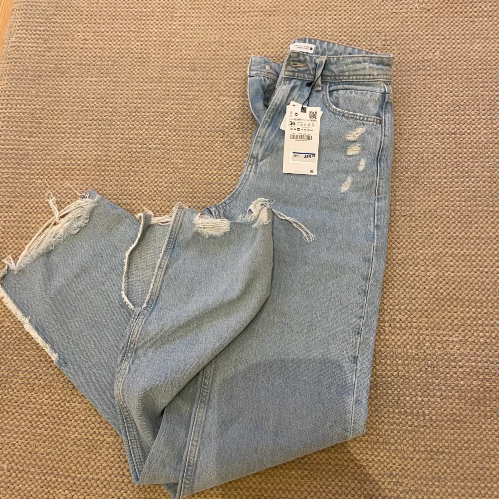 Oanvända jeans från Zara med prislapp, köpte i somras stlk 36. Dom har slitningar nedtill och är lite bagy. Jag kan dessvärre inte ta bild på då dom är för små. Köpta för 359kr, säljer för 100kr +66kr (spårbar frakt).. Jeans & Byxor.
